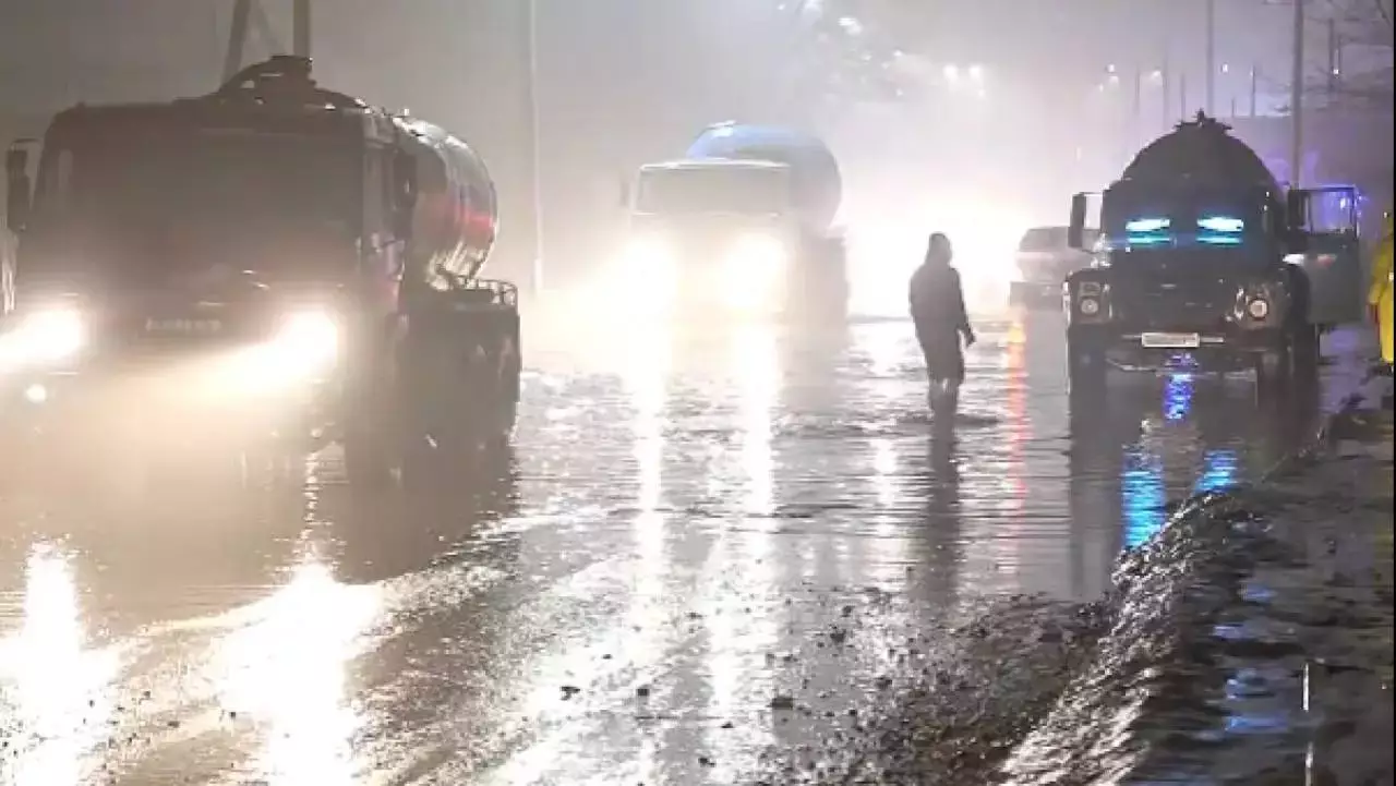 Семейді су басты: тұрғындар техника жетпей жатқанына шағымданды