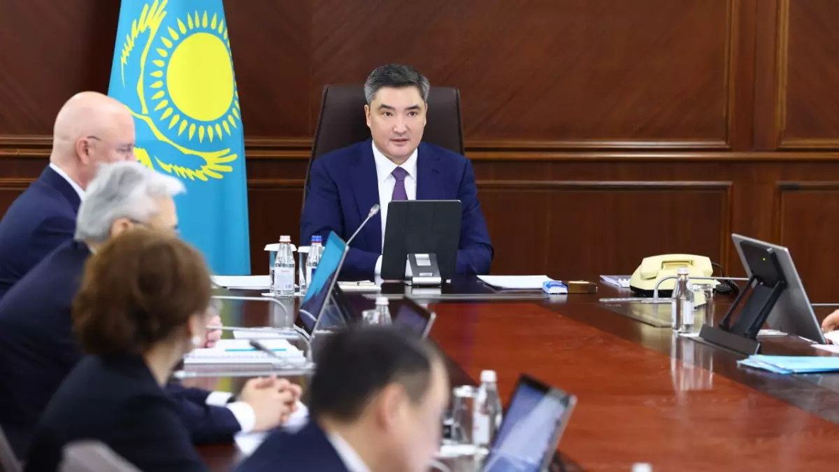 Бектенов "Бәйтерек" холдингі өкіліне ескерту жасады