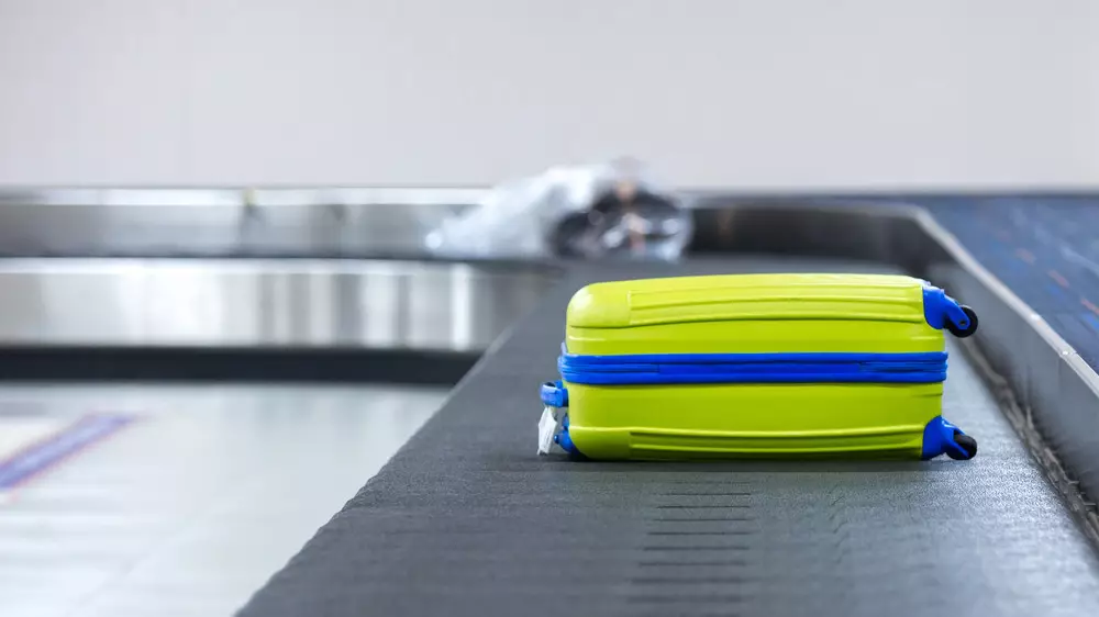“Никогда не покупайте цветной багаж“: эксперт назвал скрытую опасность
