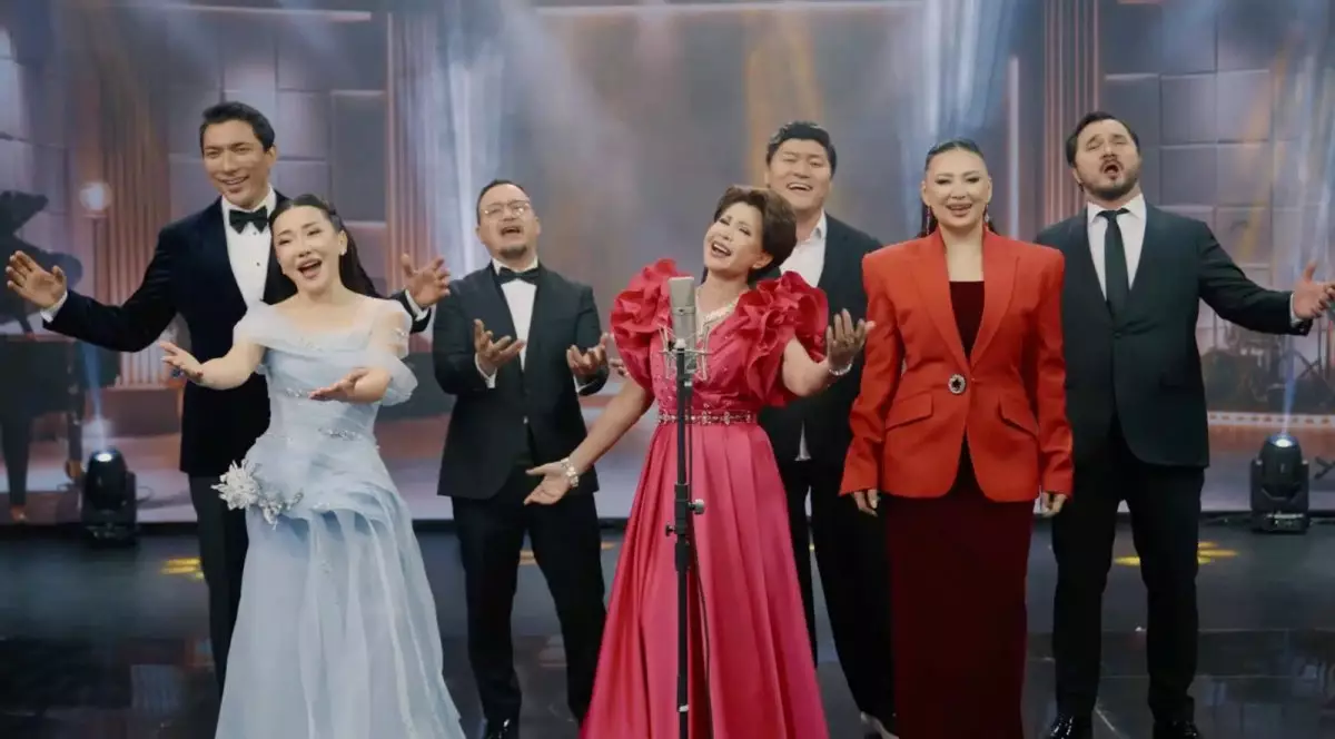 "Ата заңнан хабары бар ма екен осы әншілердің?": Бір топ әнші "Жаңа Конституция" туралы ән шырқады