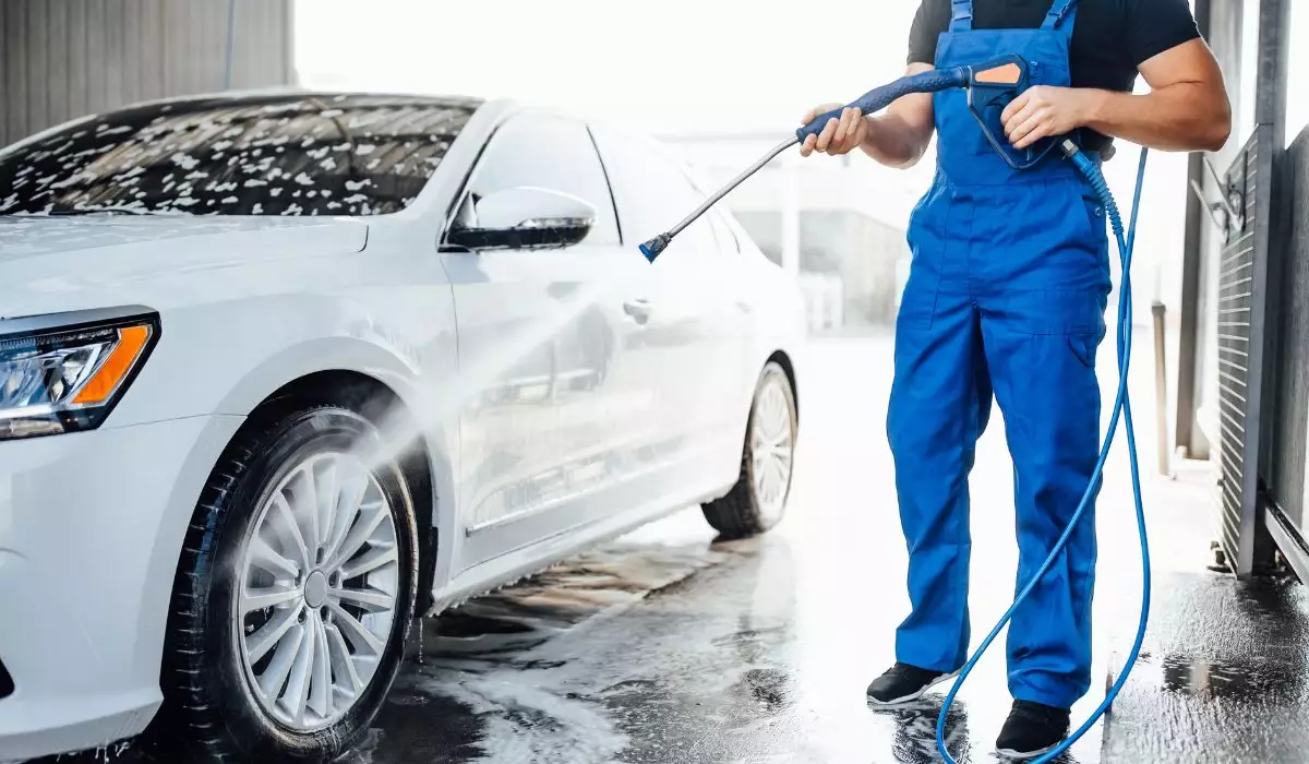 Ақтөбеде көлік жуушы машинаны айдап кетіп, жол апатына ұшырады