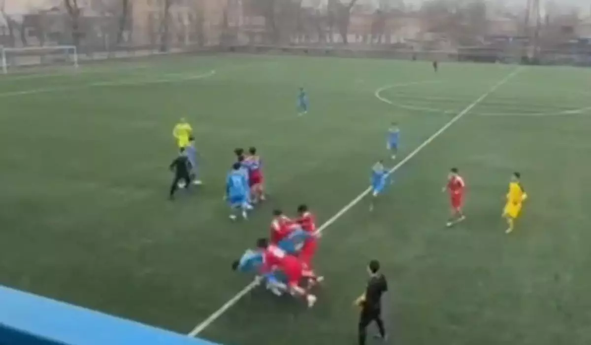 Шымкентте футболшылар алаңда төбелесіп, екі ойыншы ауруханаға түсті