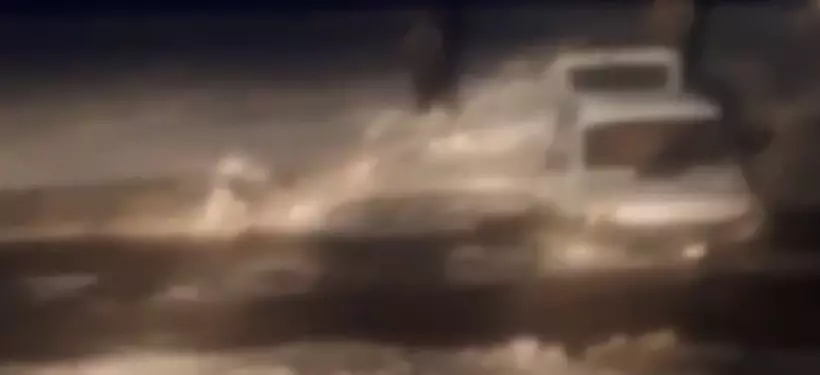 Автомобиль попал в овраг из-за талых вод в области Абай