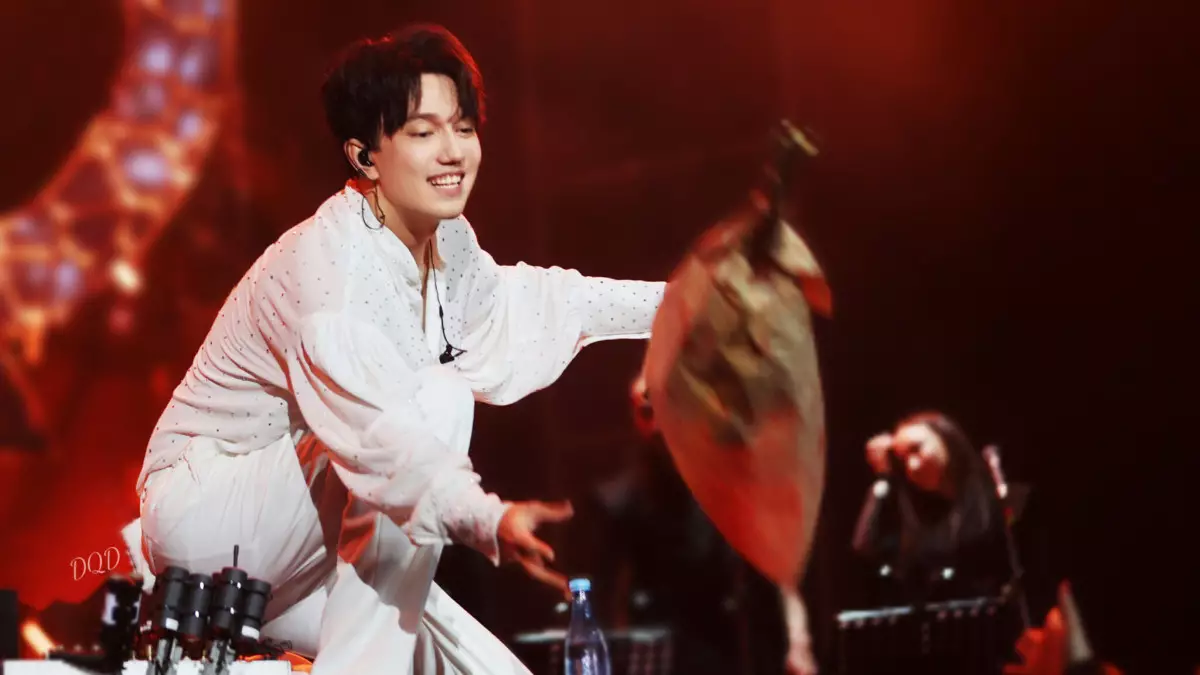 Бүркіт пен киіз үй: Димаш Құдайбергеннің жанкүйерлері бейнебаян түсіріп жатыр