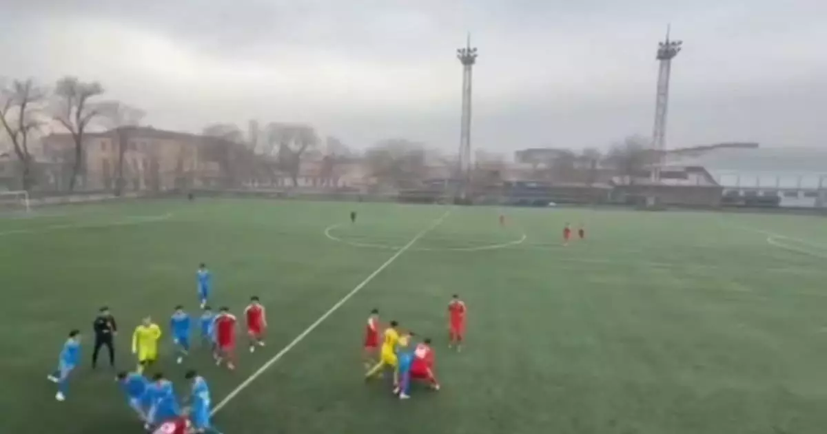  Шымкенттегі футбол матчында жаппай төбелес болды: екі ойыншы ауруханаға түсті 