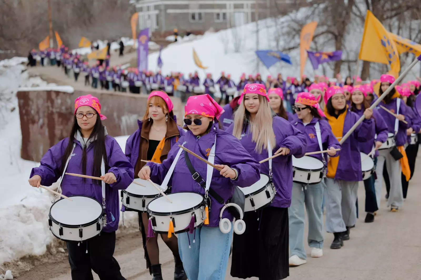 Референдумды қолдауға арналған Жаңа адамдардың қыздар шеруі (ВИДЕО)