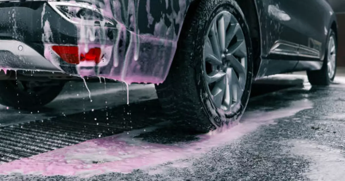  Автожуу орталығының қызметкері клиенттің көлігін теуіп кетіп, жол апатына түскен 