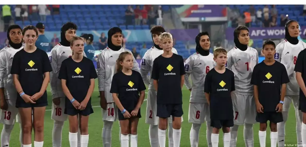 “Оларды АҚШ қабылдауға дайын”: Матч алдында әнұран айтудан бас тартқан Иран футболшыларына қауіп төнуде