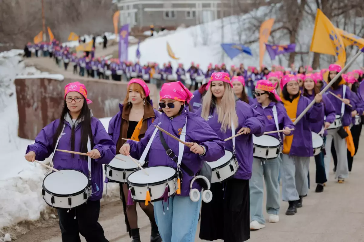 В Алматы прошёл женский марш «Жаңа адамдар» в поддержку референдума