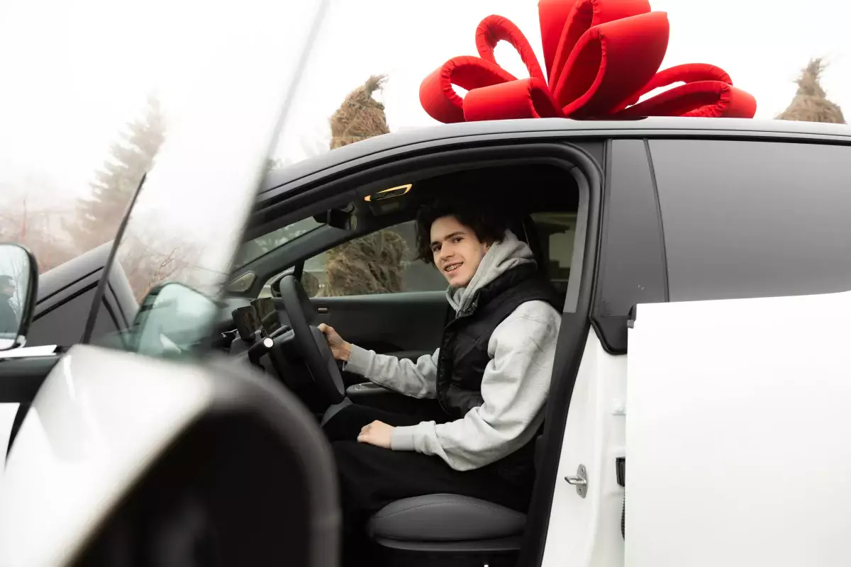 Михаилу Шайдорову подарили второй автомобиль