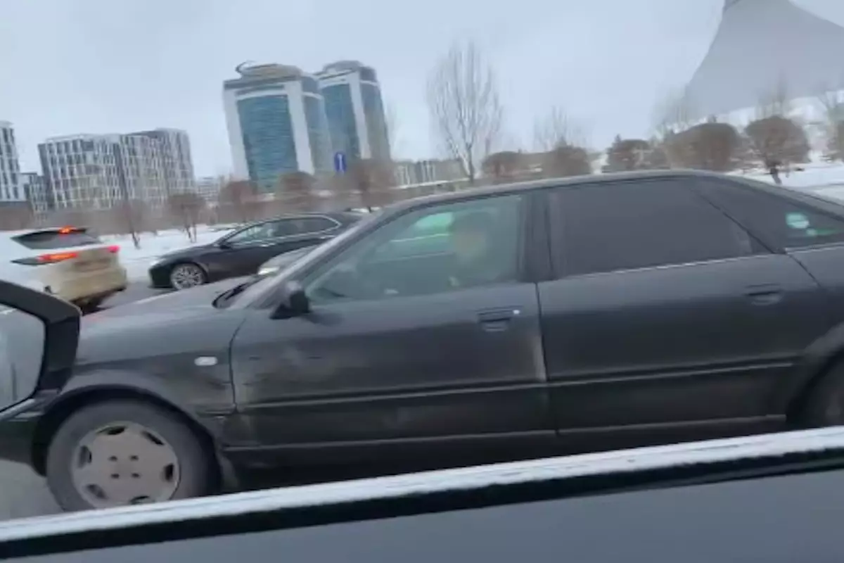 «Автоподстава от сотрудников в гражданке»: журналист снял на видео дорожный конфликт в Астане