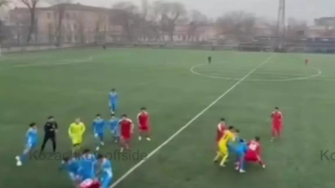 Футбол алаңы төбелес алаңына айналды: екі ойыншы ауруханаға түсті