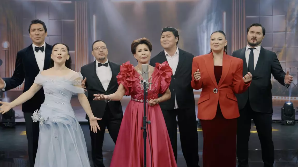 Эстрада жұлдыздары жаңа Конституция туралы ән шырқады