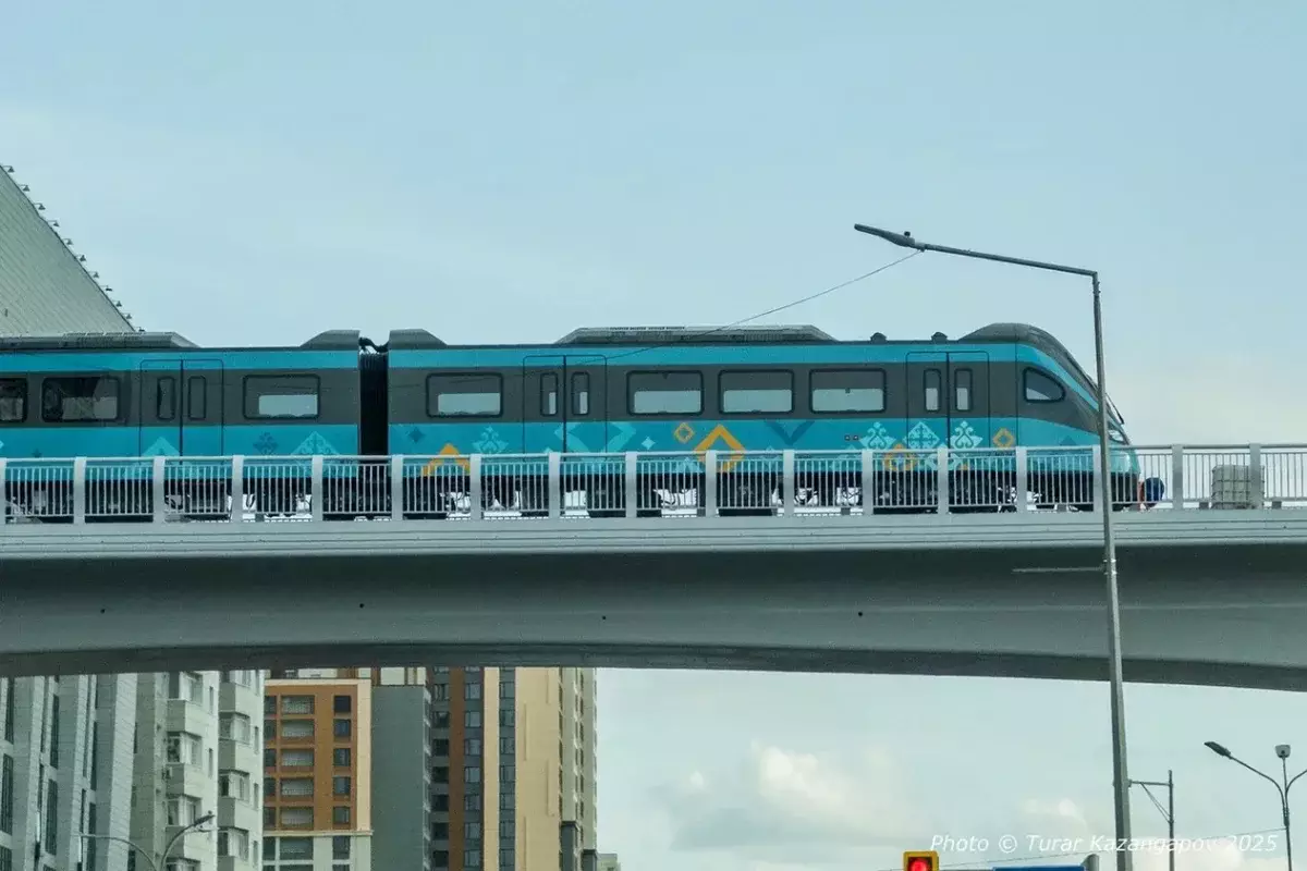 В Астане сосулька с LRT разбила лобовое стекло машины — видео