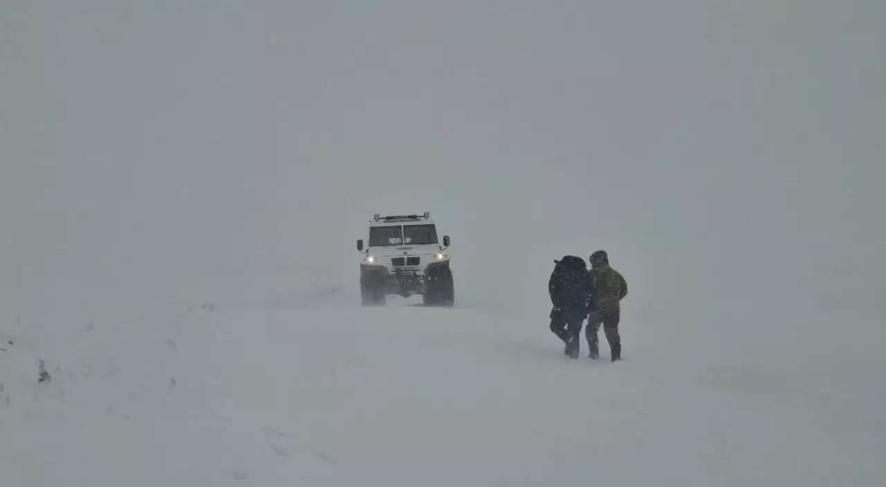 Почти 80 человек эвакуировали за трое суток из снежных заносов в Казахстане