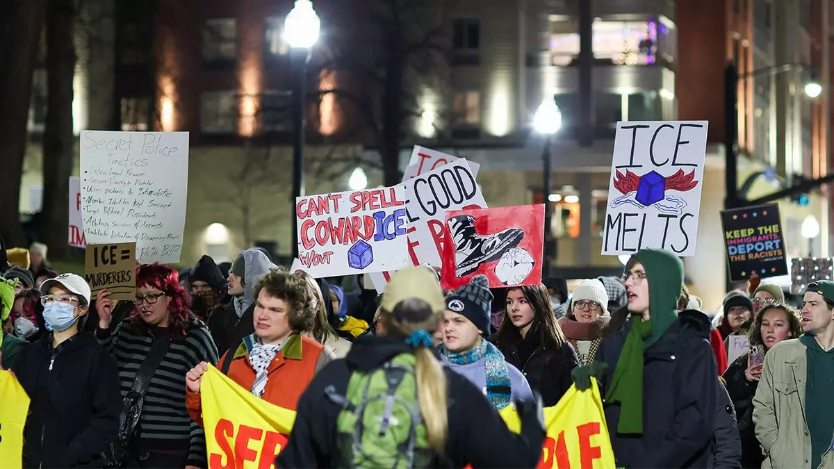 Владелица книжного магазина в Питтсбурге раздает бесплатные «свистки против ICE» и заявляет, что не боится потерять подписчиков.