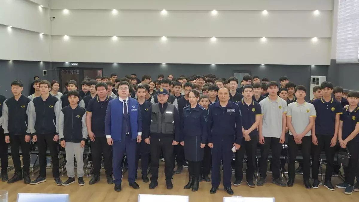 Заң мен тәртіп: құқық қорғау органдарының өкілдері студенттермен кездесті