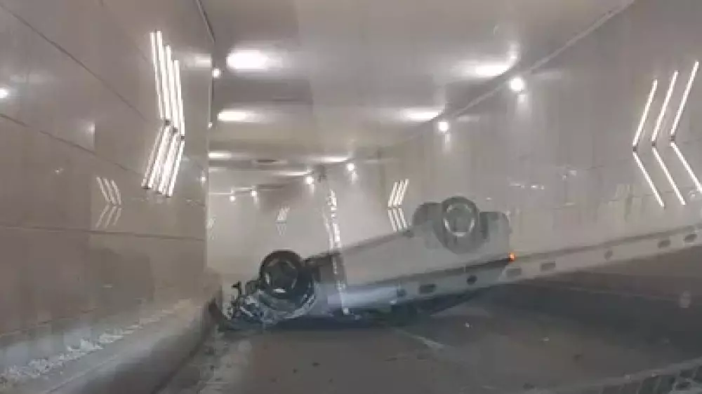 Легковушку занесло в тоннеле: видео странной аварии разлетелось по сети