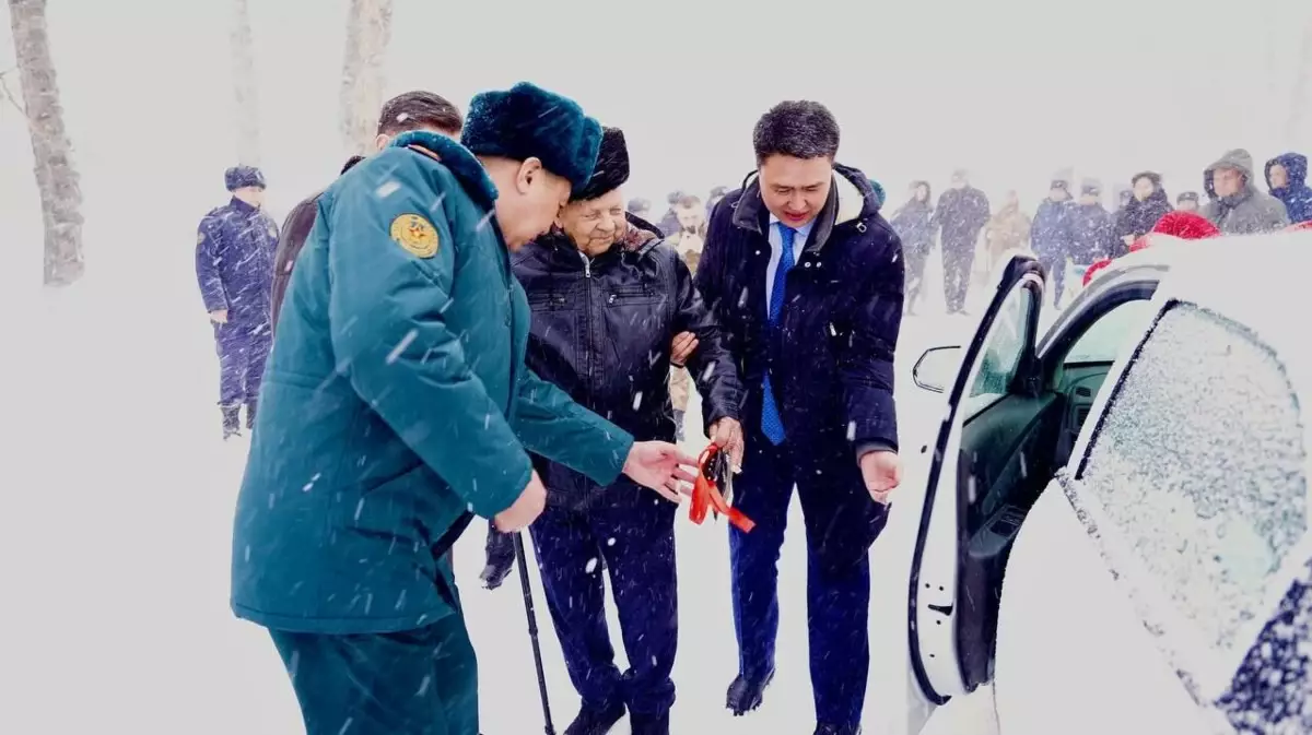 "Өзі көлік алуды қалады": ШҚО әкімдігі 100 жастағы ардагерге неге көлік сыйлағанын түсіндірді