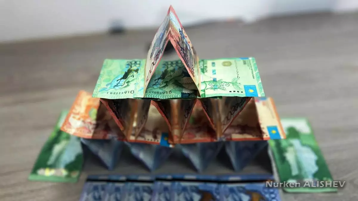 380 казахстанцев оказались втянутыми в криптопирамиду