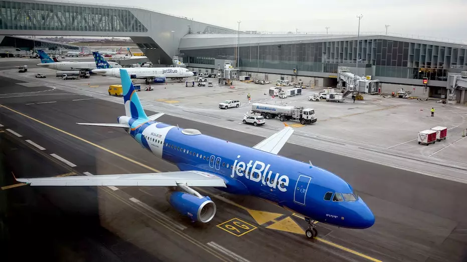 JetBlue возобновляет полеты после кратковременной остановки по всей стране, введенной FAA.