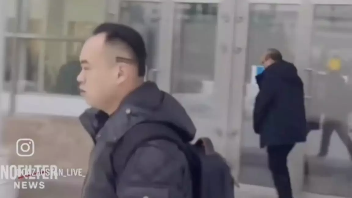 Астананың орталығында дәрет сындырған екі қытайлыққа Қазақстанға кіруге тыйым салынды