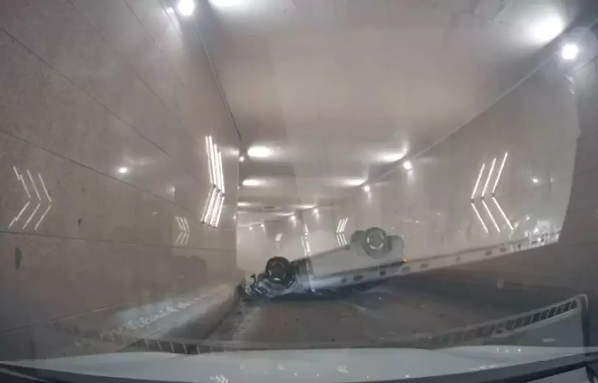 Автомобиль перевернулся в тоннеле в Астане