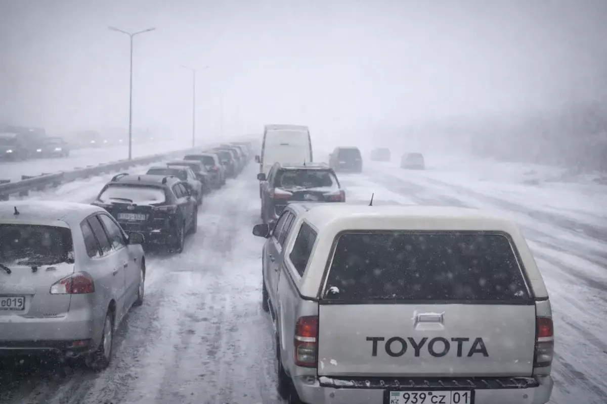 Буран парализовал движение на трассе из Косшы в Астану