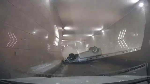 Астанада жерасты туннелінде жеңіл көлік аударылып қалды