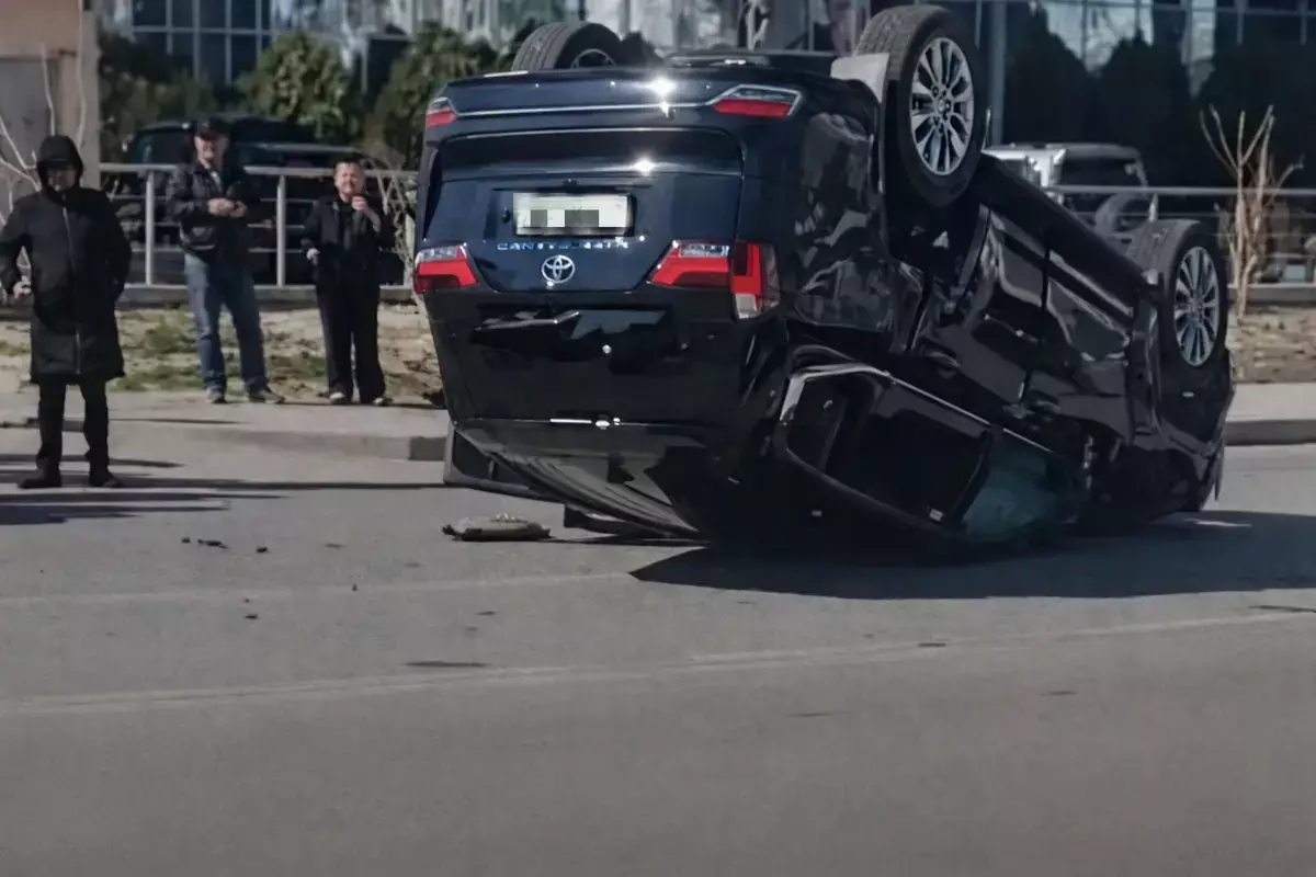 ДТП с перевёртышем произошло в Актау - новости на Lada.kz 10.03.2026