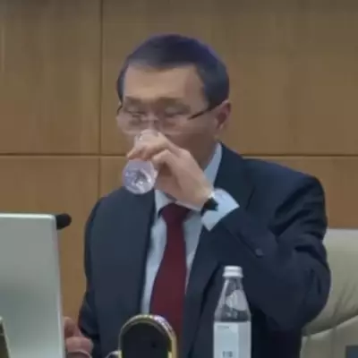 На заседании ЦКР обратили внимание: у председателя хрустальный стакан, у остальных — обычные