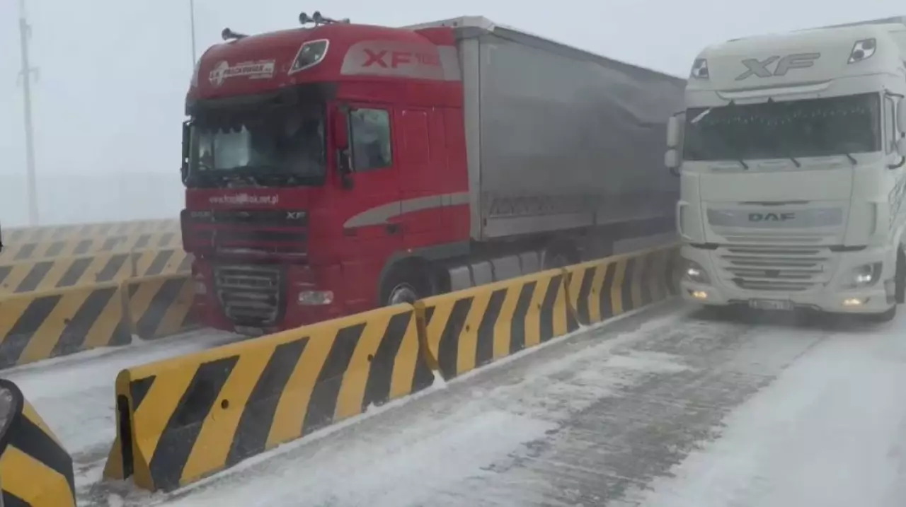 Движение автотранспорта ограничили в девяти областях страны