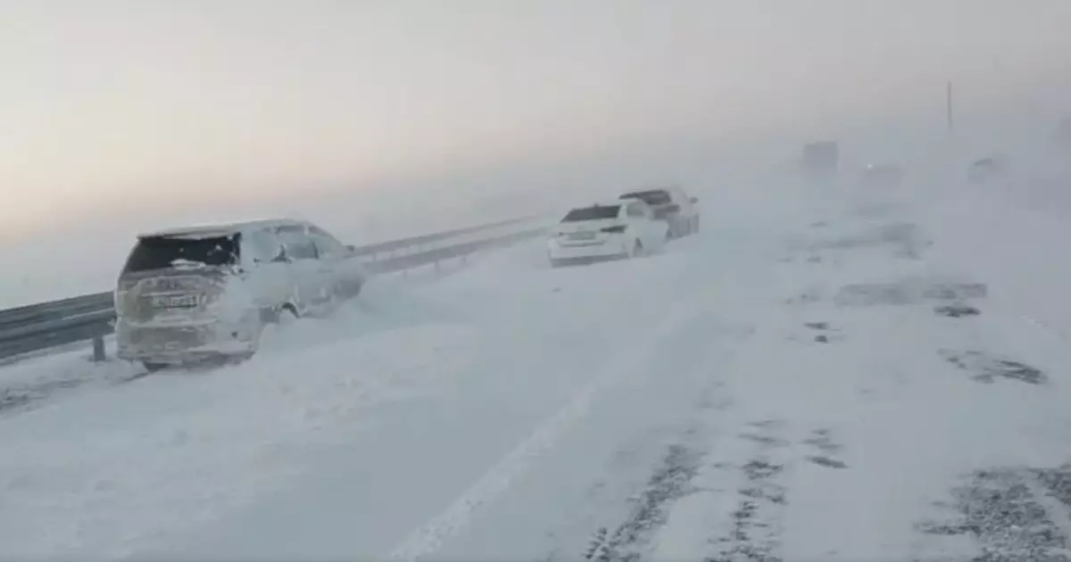  Қарағанды облысында жаппай жол апаты: жүргізушілер көліктерін жол бойына тастап кеткен 