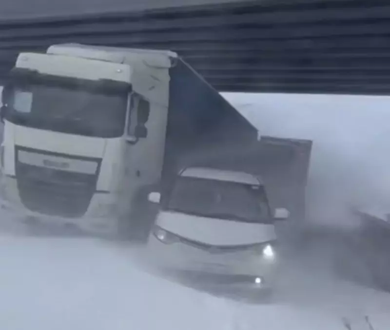 117 человек застряли на трассах в Карагандинской области из-за метели