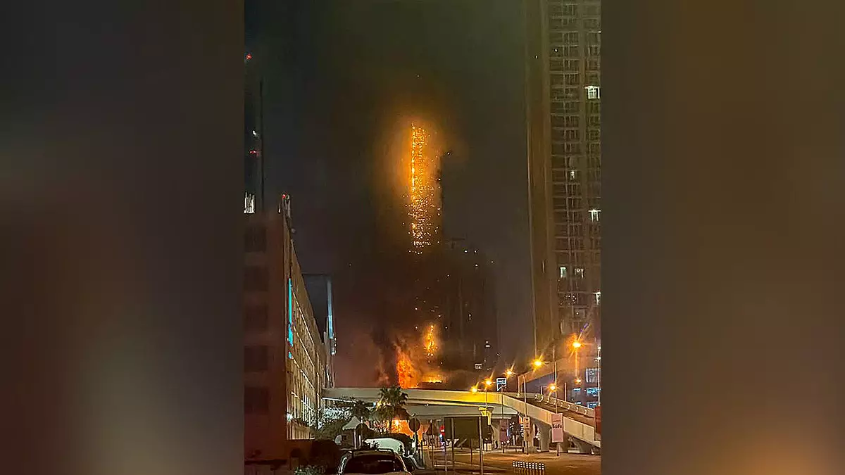 Застрявший в Бахрейне американец, переживший сообщённый иранский удар по высотному зданию, умоляет о помощи.