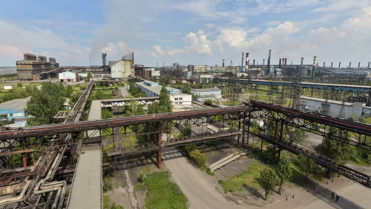 Сильный буран повредил дымовую трубу на заводе ферросплавов в Аксу