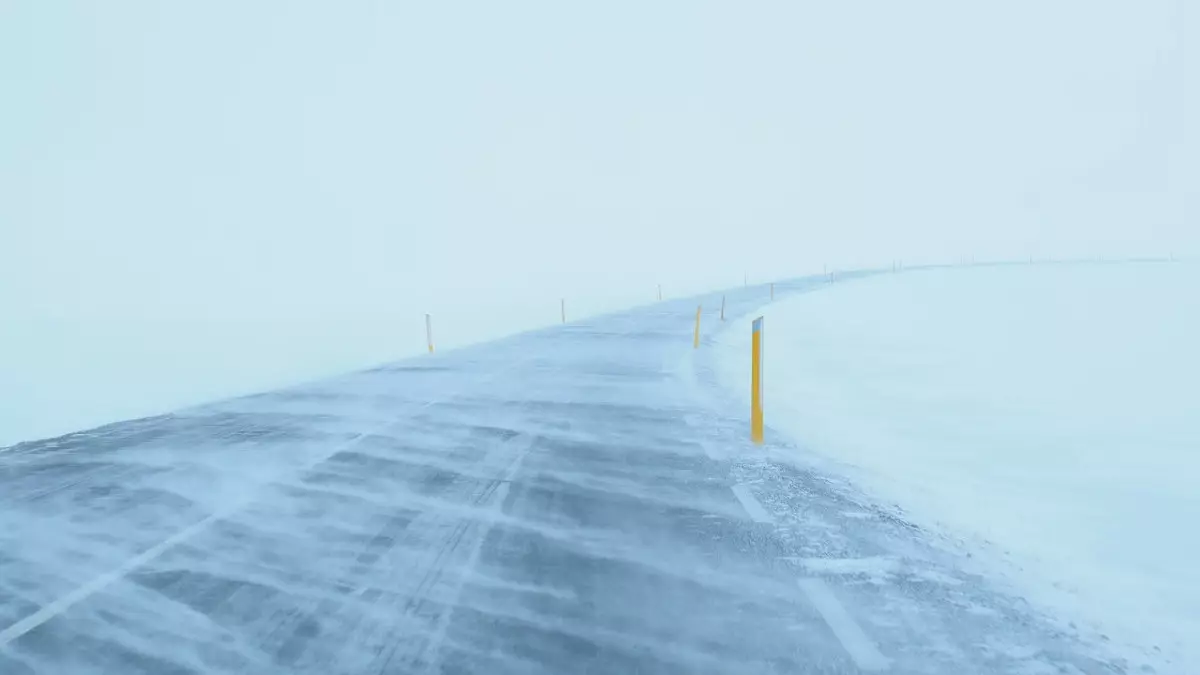 Спасатели продолжают эвакуировать людей из снежных заносов