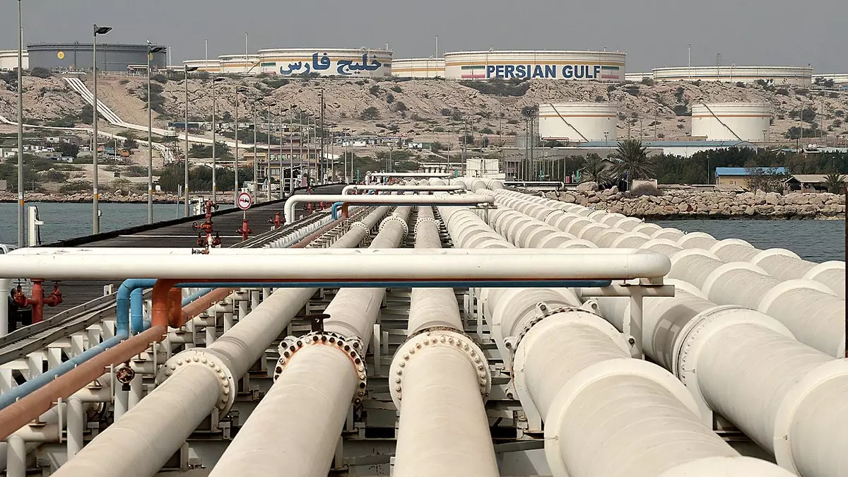 Удар США по ключевому нефтяному узлу Ирана соответствовал бы "доктрине энергодоминирования" Трампа, заявляет эксперт.