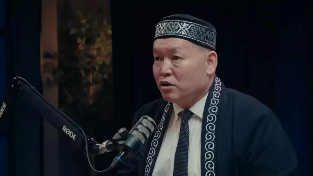 ”Әкімнің алдынан шауып шығып, қолына жабысып жатыр”: Қоғам белсендісі зиялы қауым өкілдерін қатаң сынады