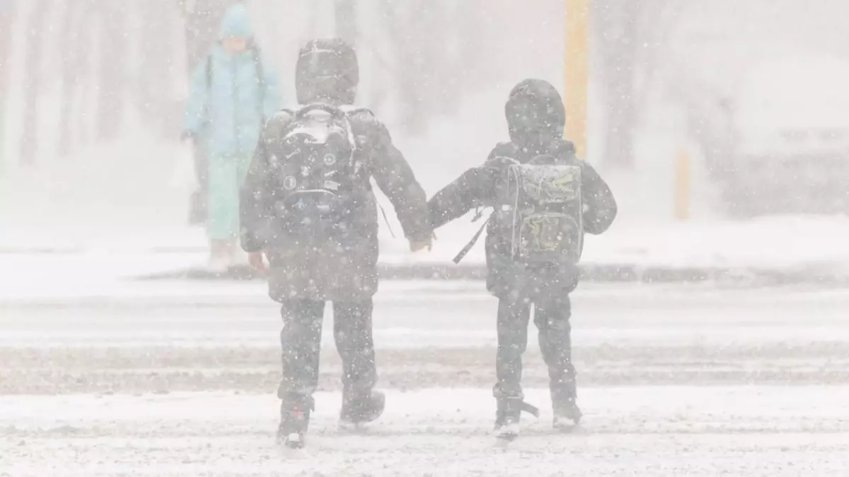 Столичных школьников и студентов переводят на удалёнку 11 марта