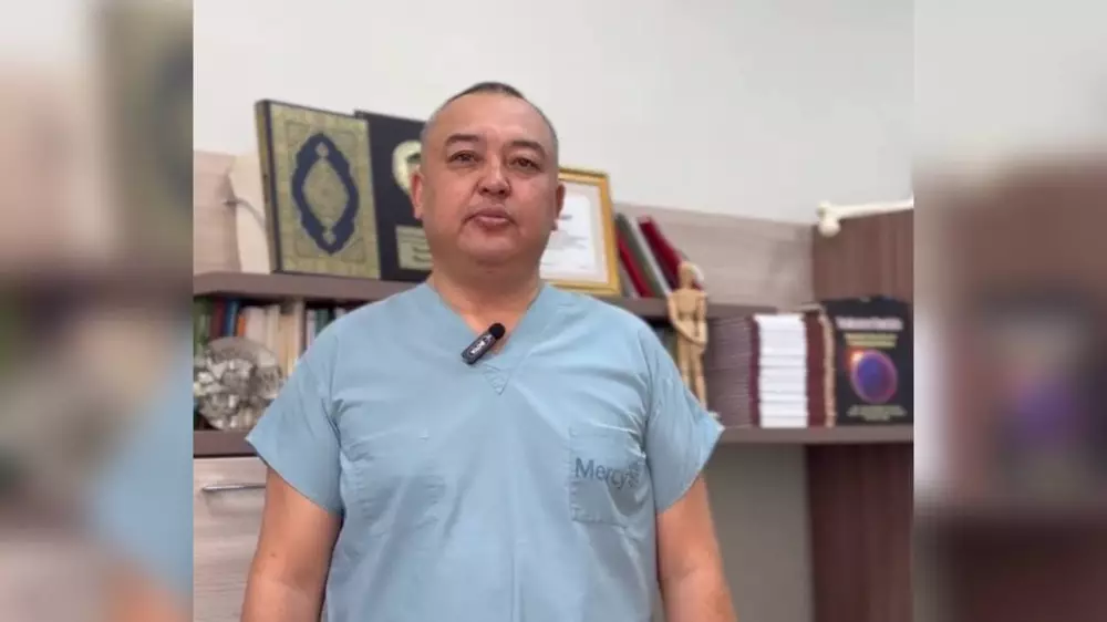 Казахстанский врач почти 10 часов спасал пассажира в самолёте, советуясь с коллегой на земле