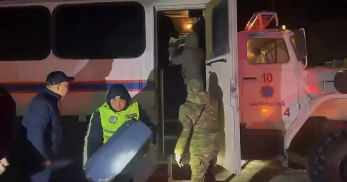  Ақтөбе полицейлері аязды түні жолда қалған 34 шетел азаматына көмек көрсетті 