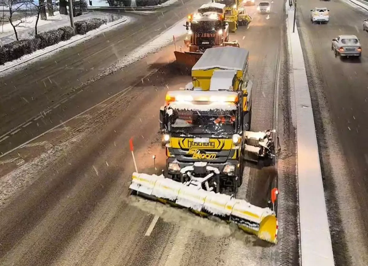 Алматыда бір түнде 27 см-ге дейін қар жауды, көшелерді тазалау жұмыстары жалғасып жатыр
