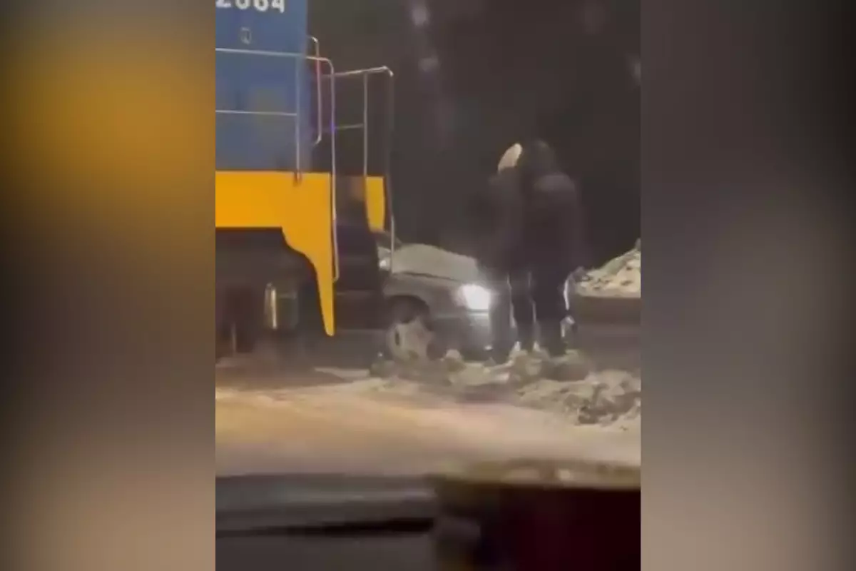 В Семее Mercedes столкнулся с локомотивом на железнодорожном переезде