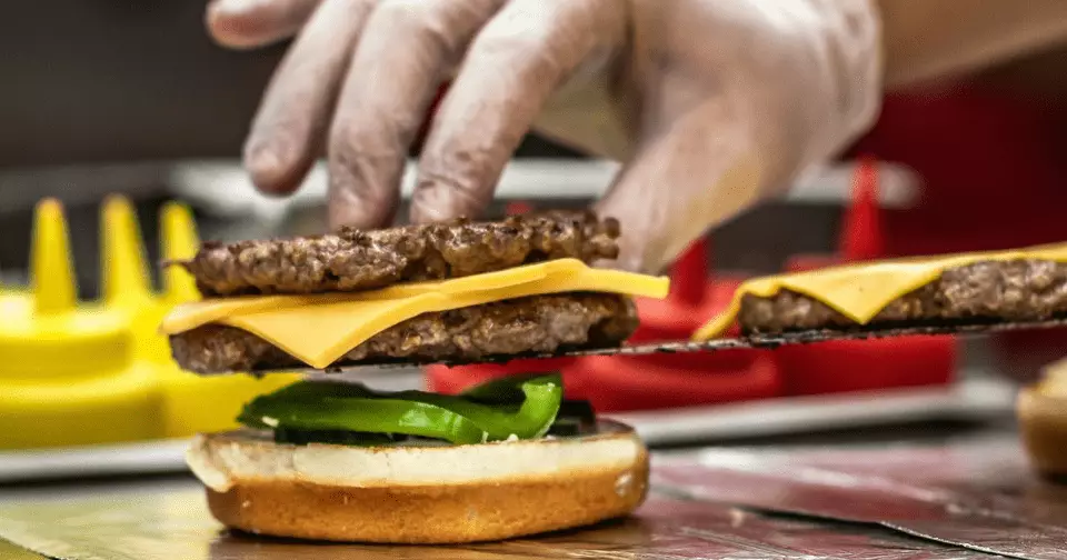 Минтруда выявило системные нарушения в Burger King после скандала с сотрудником