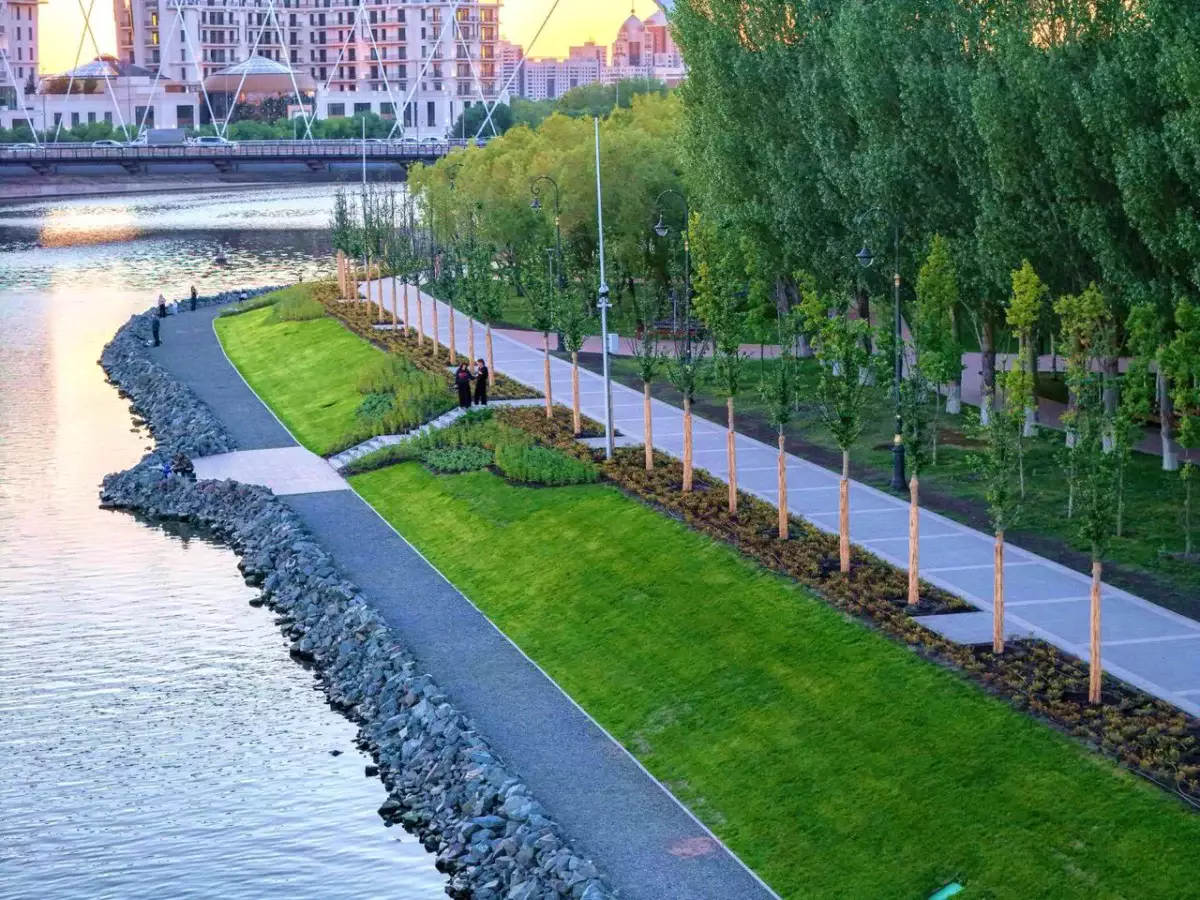 В Астане продолжается масштабное озеленение и благоустройство