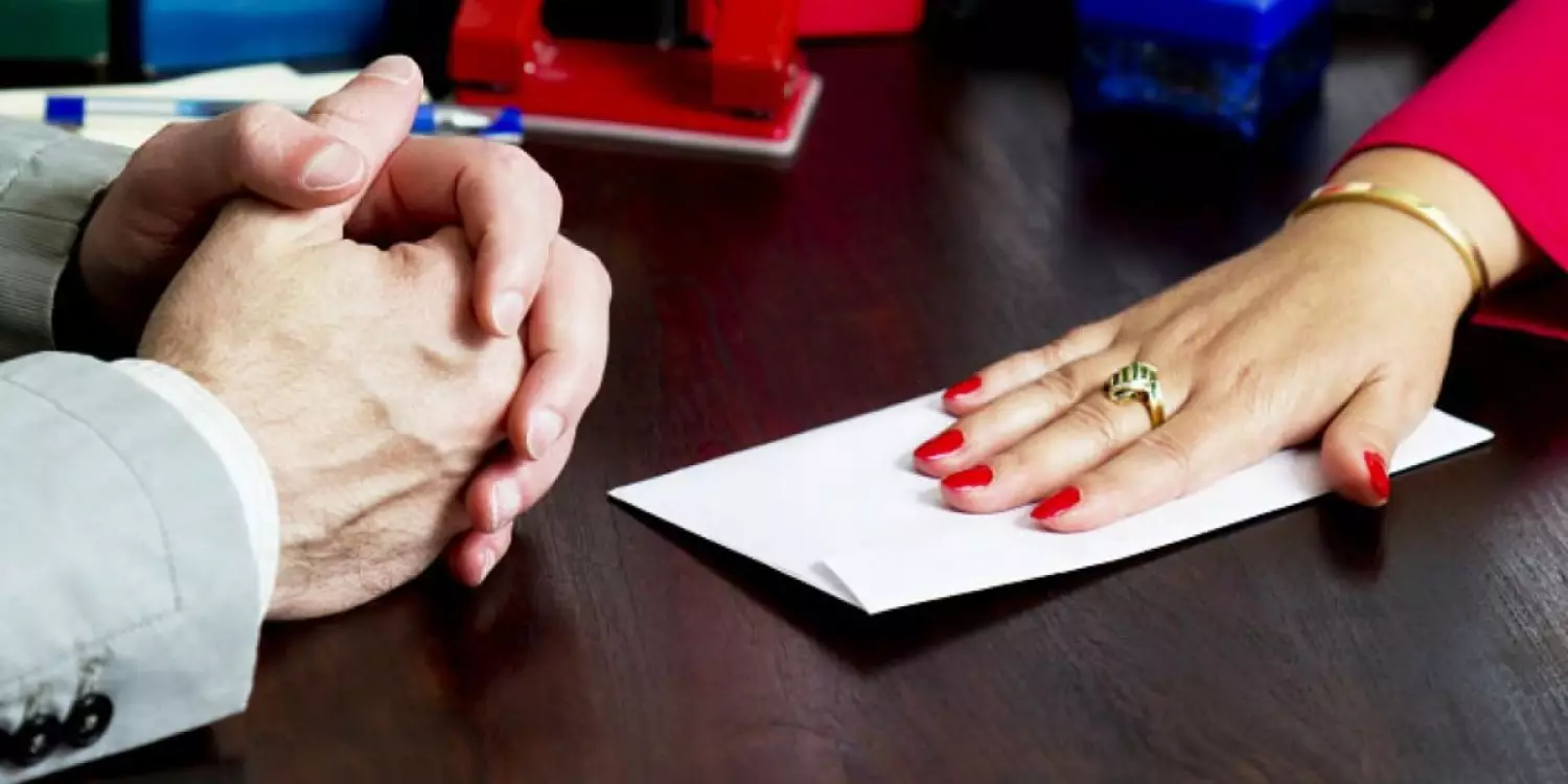 Математика мұғалімі алаяқтық жасағаны үшін 3 жылға сотталды