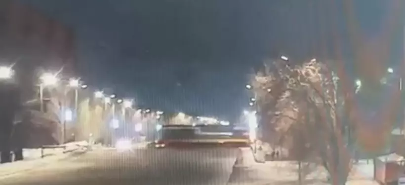 Локомотив протащил легковушку после столкновения на ж/д переезде в Семее