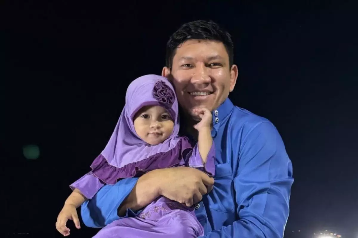 «Қызымды осылай тәрбиелегім келеді»: Қуат Хамитов хиджабтағы бүлдіршіннің суретін жариялады