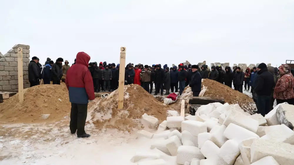 Убийство семьи в Атырауской области: в селе прошли похороны брата и сестры